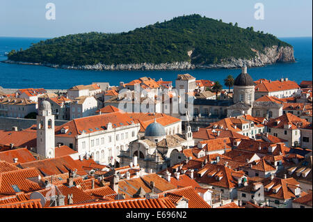 Vista dalla parete della città oltre il centro storico della città verso l'isola di Lokrum, Dubrovnik, Dalmazia, Croazia Foto Stock