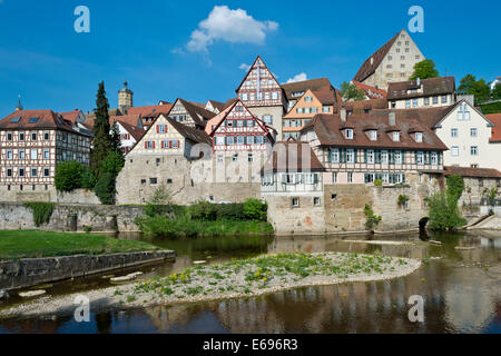 Centro storico di Schwäbisch Hall sul fiume Kocher, quartiere Hohenlohekreis, Baden-Württemberg, Germania Foto Stock