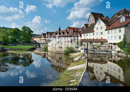 Weir, centro storico di Schwäbisch Hall sul fiume Kocher, quartiere Hohenlohekreis, Baden-Württemberg, Germania Foto Stock