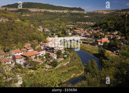 Villaggio e fiume Yantra in autunno, Veliko Tarnovo, Bulgaria Foto Stock