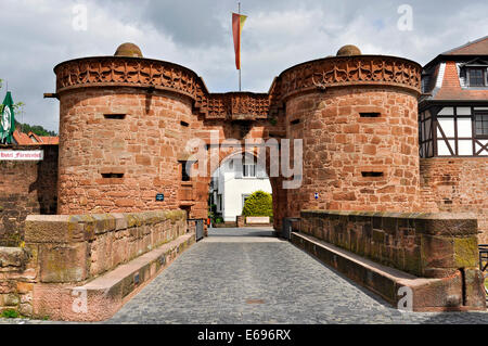 Untertor o Jerusalemer Tor gate sulla parete occidentale delle mura medievali della città, città vecchia, Büdingen, Hesse, Germania Foto Stock