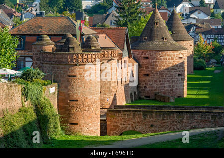 Untertor o Jerusalemer Tor gate, Torre Rossa, dietro la torre di colore verde, parete ovest della fortificazione medievale, città vecchia, Büdingen Foto Stock