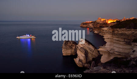Città alta sulle bianche scogliere di gesso all'alba, Bonifacio, Corsica, Francia Foto Stock