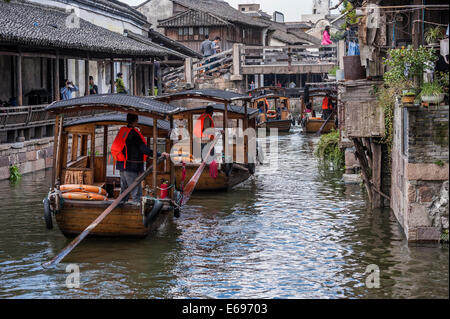 Canal in Wuzhen Xizha, Zhejiong Provincia, Cina Foto Stock
