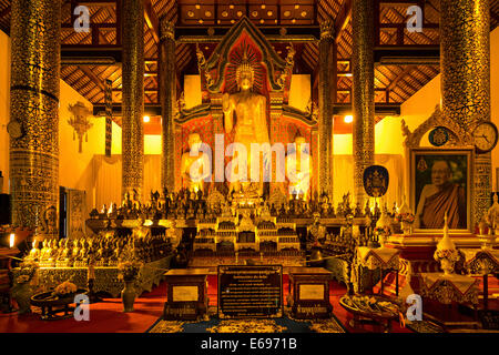 Buddha d'oro di Wat Chedi Luang tempio, Chiang Mai, Thailandia del Nord della Thailandia Foto Stock