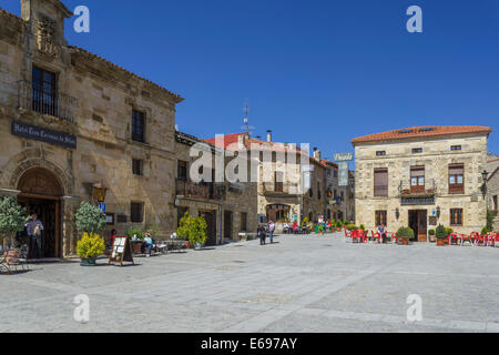 Piazza principale, Santo Domingo de Silos, Castiglia e León, Spagna Foto Stock