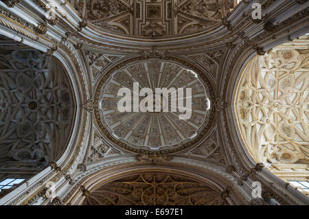 Soffitto della cappella Capilla Mayor all'interno della Mezquita, Córdoba, nella provincia di Córdoba, Andalusia, Spagna Foto Stock