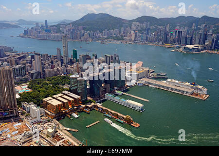 Vista delle strutture portuali di Kowloon e Hong fiume, dall'International Commerce Centre, ICC, Kowloon, Hong Kong Foto Stock