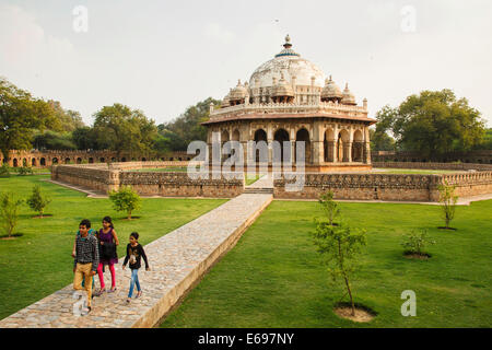 La Tomba di Humayun, tomba di Isa Khan Niazi, dichiarato patrimonio culturale mondiale dall'UNESCO, visitatori, New Delhi, Delhi, India Foto Stock