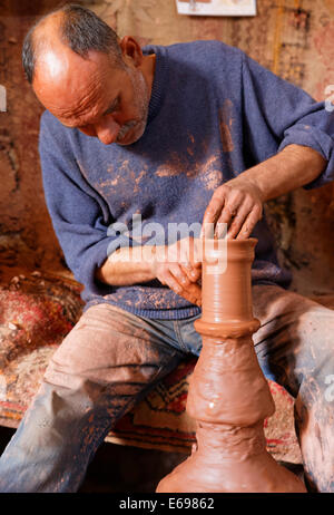 Potter Hasan Bircan nel suo ceramiche Chez Bircan, Avanos, Nevşehir Provincia, Cappadocia, Anatolia centrale regione, Anatolia Foto Stock