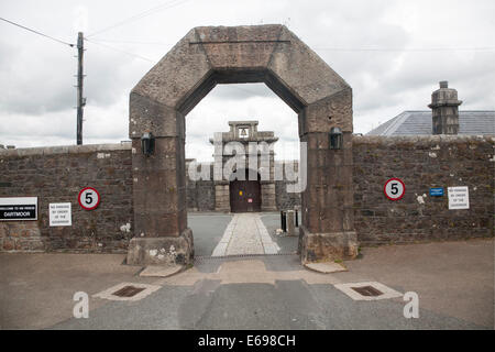 Archi di ingresso e la porta di ingresso alla prigione di Dartmoor, Princetown, Devon, Inghilterra Foto Stock