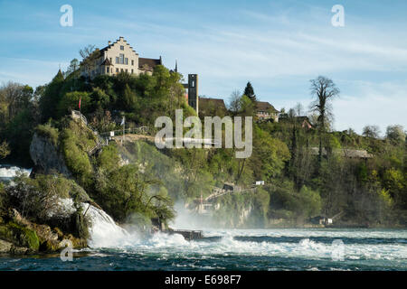 Laufen Castello e le cascate del Reno, vicino a Sciaffusa, Cantone di Sciaffusa, Svizzera Foto Stock