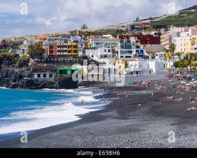 I turisti sulla spiaggia nera di Puerto Naos, La Palma Isole Canarie Spagna Foto Stock