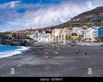 I turisti sulla spiaggia nera di Puerto Naos, La Palma Isole Canarie Spagna Foto Stock