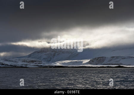 Drammatica luce atmosferica, Reliktbukta, Nordaustland, arcipelago delle Svalbard Isole Svalbard e Jan Mayen, Norvegia Foto Stock