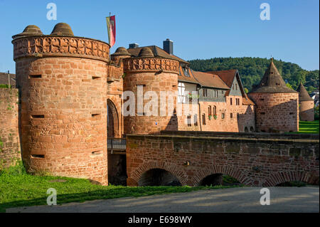 Untertor o Jerusalemer Tor gate, Torre Rossa, dietro la torre di colore verde, parete ovest della fortificazione medievale, città vecchia, Büdingen Foto Stock