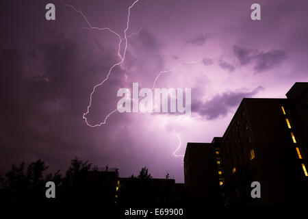 Un fulmine in prossimità degli edifici Foto Stock