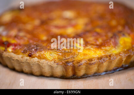 Home formaggio cotto pancetta e pomodoro quiche close-up Foto Stock