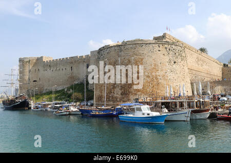 Kyrenia il castello e il porto Girne Cipro del Nord Foto Stock