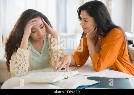 Madre aiutare mia figlia con i compiti Foto Stock