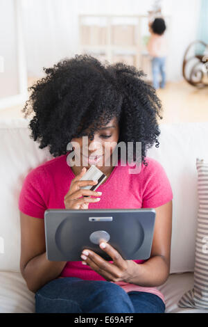 Donna shopping sul tablet pc Foto Stock