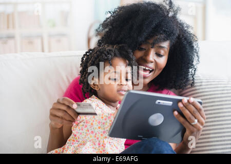 Madre e figlia shopping sul tablet pc Foto Stock