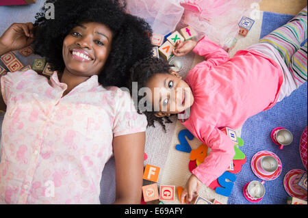 Madre e figlia insieme giocando Foto Stock