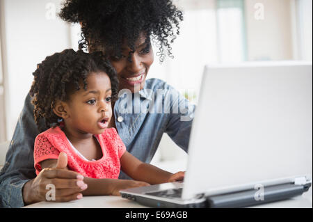 Madre e figlia utilizzando laptop Foto Stock