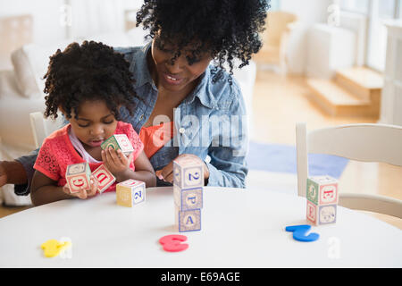 Madre e figlia giocando con dei blocchi di legno Foto Stock