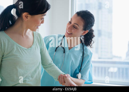 L'infermiera aiutando il paziente in ospedale