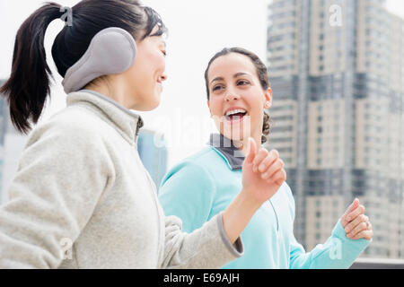 Le donne insieme per fare jogging in città Foto Stock