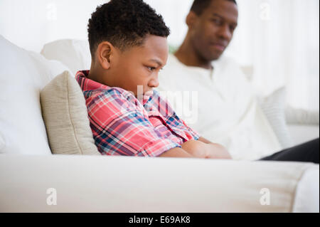 Padre e figlio sostenendo sul divano Foto Stock