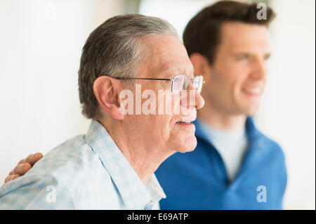 Caucasian padre e figlio sorridente Foto Stock