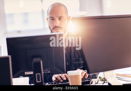 Imprenditore ispanica lavorare alla scrivania Foto Stock