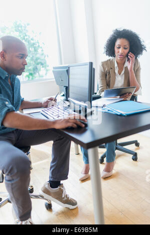 La gente di affari lavoro in ufficio Foto Stock