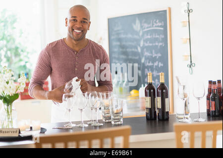 Barista nero sorridente in ristorante Foto Stock