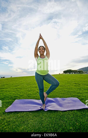 Donna incinta a praticare yoga in posizione di parcheggio Foto Stock