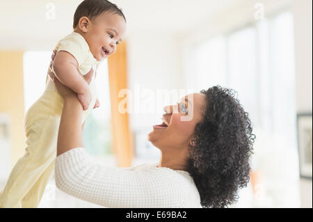 Madre sorridente giocando con il bambino Foto Stock