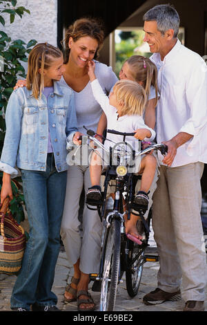 Famiglia caucasica camminare insieme Foto Stock