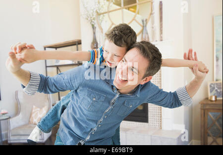 Caucasian il padre e il figlio INSIEME GIOCANDO Foto Stock