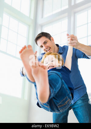 Caucasian padre e figlia giocando Foto Stock