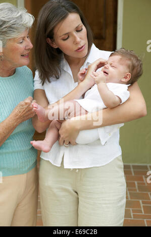 Madre e figlia consolante Gridando bambino Foto Stock