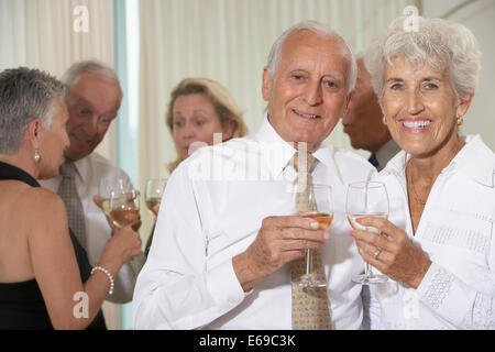Coppia senior avente il vino a cena Foto Stock