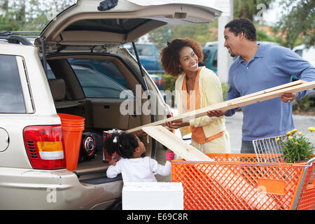 Famiglia nero auto caricamento a home improvement store Foto Stock