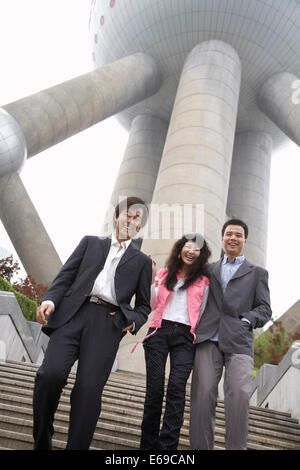 Gli imprenditori cinesi - sotto la Oriental Pearl Tower, Shanghai, Cina Foto Stock