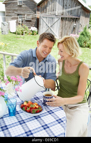 Matura un caffè sul patio Foto Stock