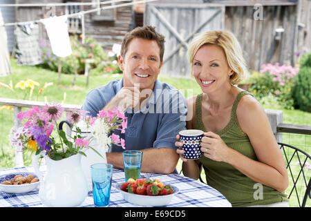 Matura un caffè sul patio Foto Stock