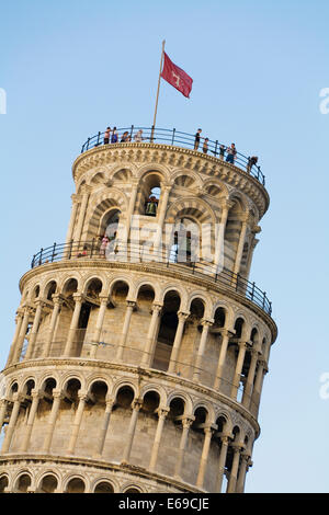 I turisti sulla torre pendente di Pisa, Pisa, Toscano, Italia Foto Stock