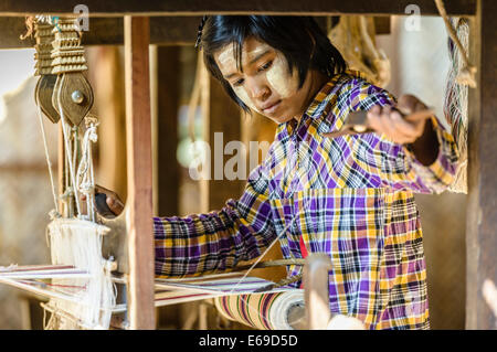 Ragazza asiatica tessuto di tessitura Foto Stock