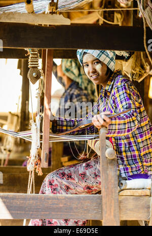 Ragazza asiatica tessuto di tessitura Foto Stock